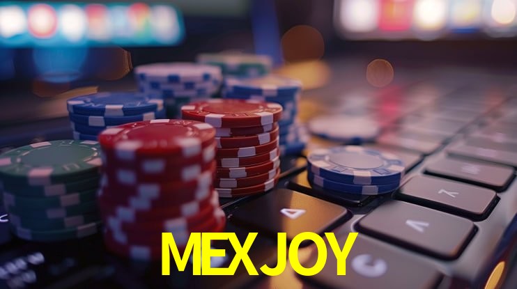 Escena dinámica inspirada en casino con iluminación MEXJOY, cartas, fichas e íconos de juegos digitales en un espacio moderno de juegos.